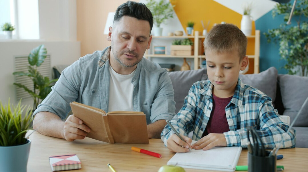 parents teaching kids about money